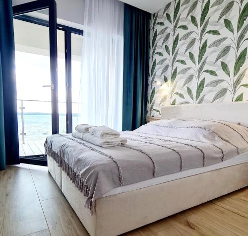 Cama o camas de una habitación en Apartamenty Horizon Sunrise Boszkowo