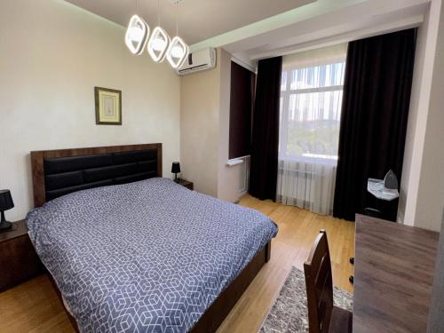 מיטה או מיטות בחדר ב-Dushanbe City View Apartment