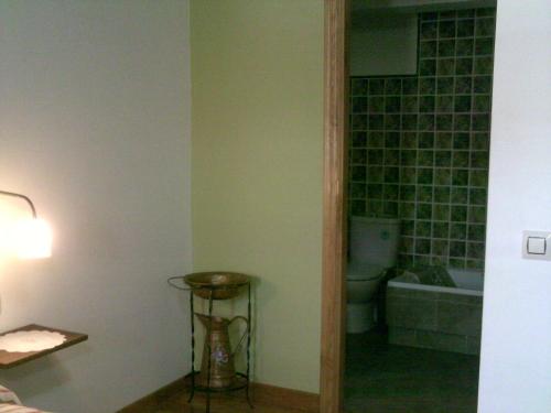 ArcediagoにあるCasa Souto De Abajoのバスルーム(トイレ、テーブル、ランプ付)