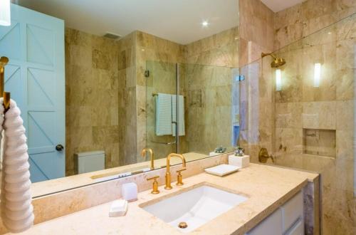 baño con lavabo y espejo grande en Sunny Vacation Villa No 59, en San Rafael del Yuma
