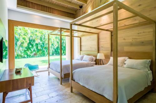 2 camas en una habitación con escritorio y escritorio en Sunny Vacation Villa No 59 en San Rafael del Yuma