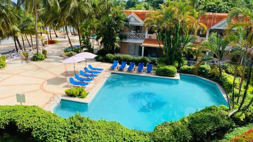 Bazén v ubytování Coco Reef Resort & Spa nebo v jeho okolí