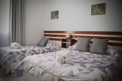 Łóżko lub łóżka w pokoju w obiekcie Catalina Hotel