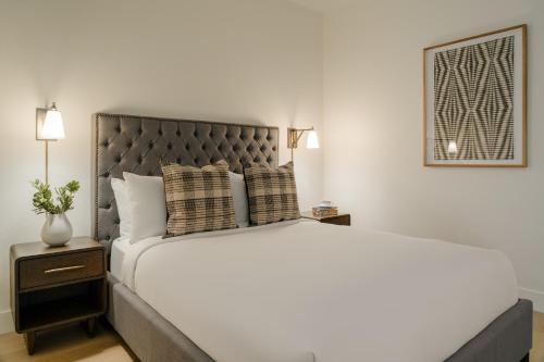 ein Schlafzimmer mit einem großen weißen Bett mit Kissen in der Unterkunft Sonder Ceros in Denver