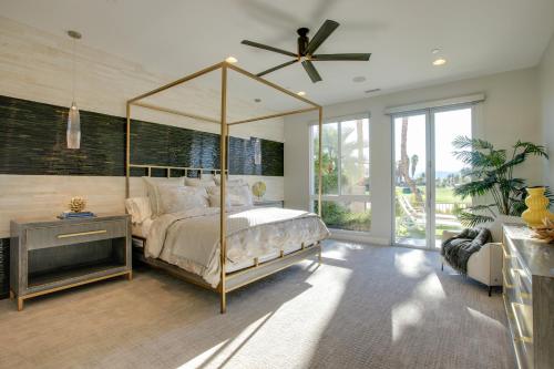 1 dormitorio con cama con dosel y ventilador en Palm Springs Oasis with Pool and Spa on Golf Course! en Palm Springs