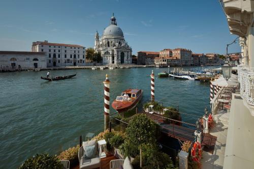 - une vue sur une rivière avec un bateau dans l'eau dans l'établissement The St. Regis Venice, à Venise