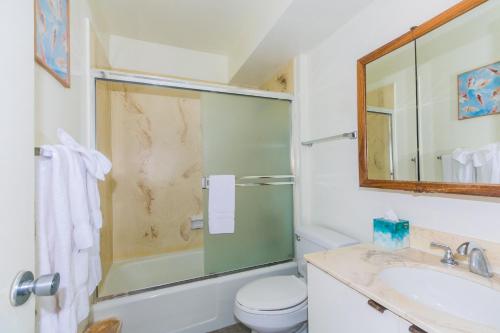 Un baño con ducha, inodoro y lavabo. en Ilikai Marina 1495 City View Studio, en Honolulu