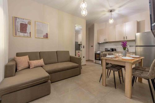 sala de estar con sofá y mesa en Fragkos Doukas Rooms en Kamariotissa