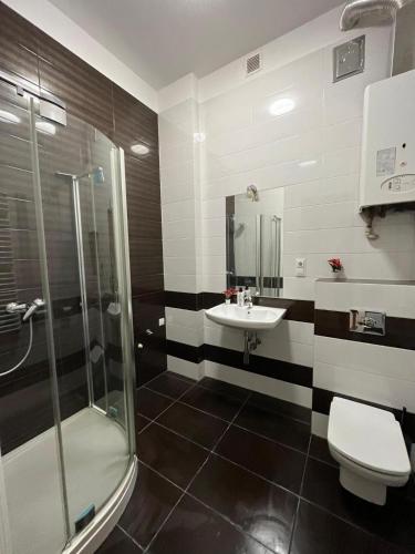 y baño con lavabo, ducha y aseo. en Batorego Lovely Rooms, en Cracovia