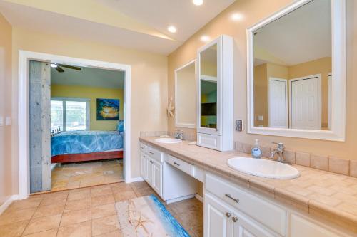 uma casa de banho com 2 lavatórios e um quarto em Private Fort Myers Escape with Screened Pool and Lanai em Fort Myers