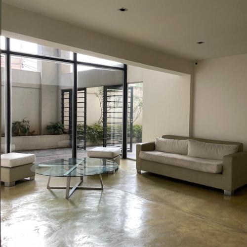 a living room with a couch and a glass table at Edificio 9 de Julio in San Miguel de Tucumán