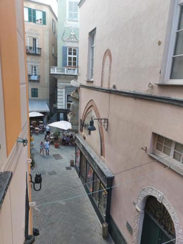 an overhead view of an alley with a building at Appartamento Piazzetta La Maddalena in Savona