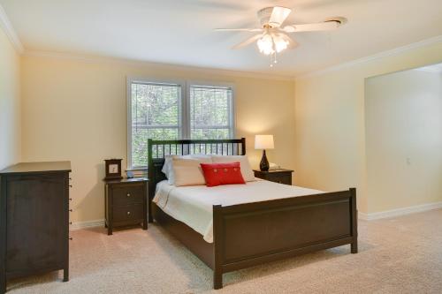 um quarto com uma cama e uma ventoinha de tecto em Spacious Amarillo Home with Shared Fire Pit! em Amarillo