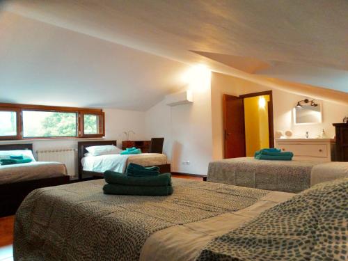 a room with three beds in a room at Villa Bel Lago in Bracciano