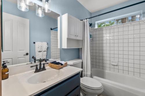 ein Bad mit einem Waschbecken, einem WC und einem Fenster in der Unterkunft Family Friendly Escape~ Close to Downtown ~Airport ~Sedona & Grand Canyon in Flagstaff