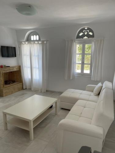 Μια τηλεόραση ή/και κέντρο ψυχαγωγίας στο Amedi Villas Tinos