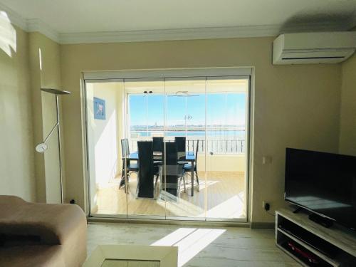 salon z widokiem na ocean w obiekcie El faro II Apartment con vista w mieście Huelva