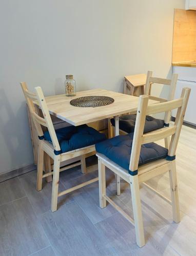 d'une table en bois avec deux chaises, une table et une chaise longue. dans l'établissement PWS Cannes Le Cosy Palm * Elegant 2P Climatisé!, à Cannes