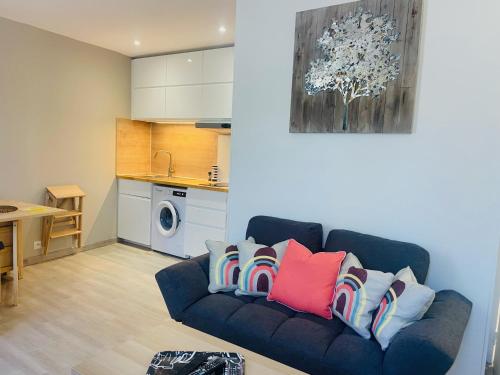 - un salon avec un canapé et des oreillers dans l'établissement PWS Cannes Le Cosy Palm * Elegant 2P Climatisé!, à Cannes