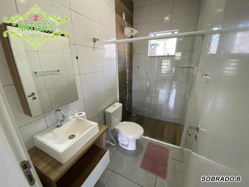Bilik mandi di Sobrados aconchegante com piscina "Natisashouse"