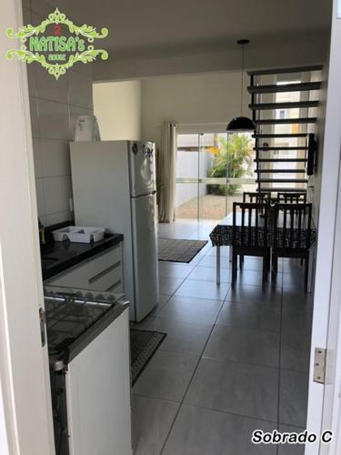 Dapur atau dapur kecil di Sobrados aconchegante com piscina "Natisashouse"
