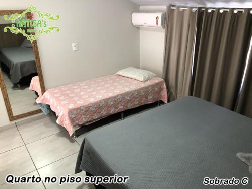 Katil atau katil-katil dalam bilik di Sobrados aconchegante com piscina "Natisashouse"