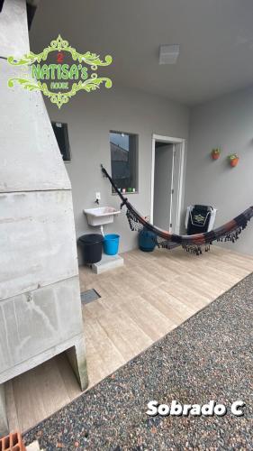 Televisyen dan/atau pusat hiburan di Sobrados aconchegante com piscina "Natisashouse"