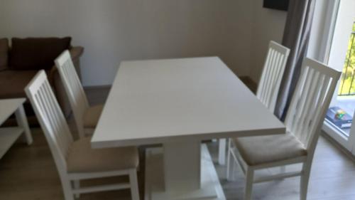 ソコバニャにあるČivijaška kucaの白いテーブルと椅子