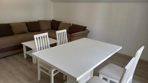 ソコバニャにあるČivijaška kucaのリビングルーム(白いテーブル、椅子、ソファ付)