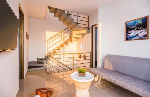 a living room with a couch and stairs at XL / Penthouse 150m2 en Terrazas Tayrona 8-10 pax in Gaira