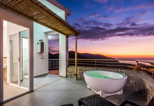 a bath tub on a balcony with a view of the ocean at XL / Penthouse 150m2 en Terrazas Tayrona 8-10 pax in Gaira