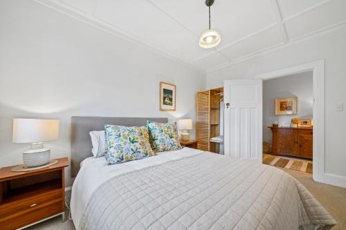 מיטה או מיטות בחדר ב-Capital Charm - Wellington Holiday Unit