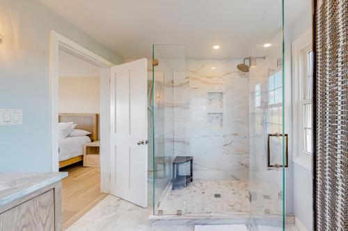 baño con ducha y puerta de cristal en Luxury Rye Beach Escape en Rye