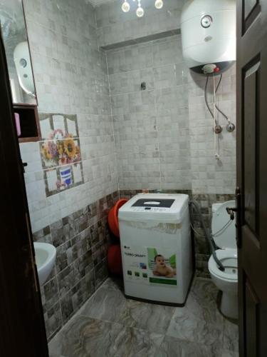 Baño pequeño con aseo y lavamanos en الاسكندريه الابراهيميه, en Alejandría