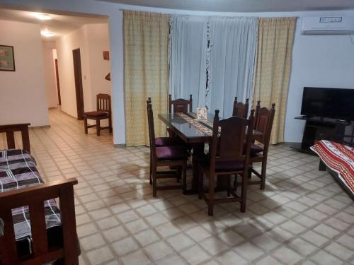 Apartment Chunin Depart في سالتا: غرفة طعام مع طاولة وكراسي