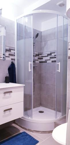 une douche avec une porte vitrée dans une salle de bain dans l'établissement HYPER Centre-Lumineux-Clim-Wifi, à Toulon