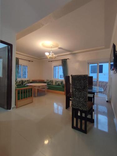sala de estar amplia con mesa y sillas en Mekkad en Oued Laou