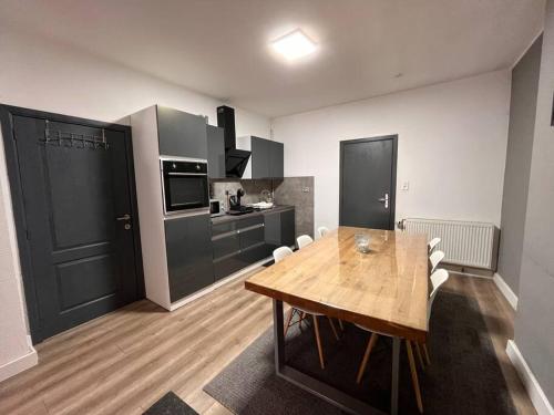 韋爾維耶的住宿－Appartement Verviers，一间厨房,内设一张木桌