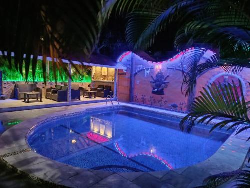 basen w nocy z lampkami świątecznymi w obiekcie Casa Shangri La w mieście Canoa