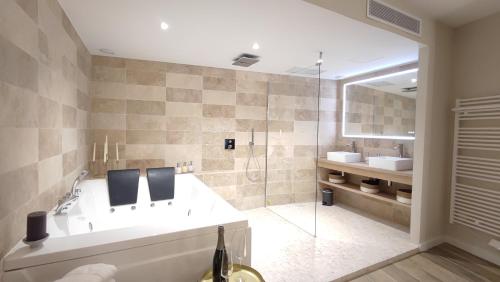 Instant Plaisirs - T2 60m2 avec Terrasse et Balnéo privative