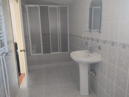 een witte badkamer met een wastafel en een spiegel bij Yalova star in Çınarcık