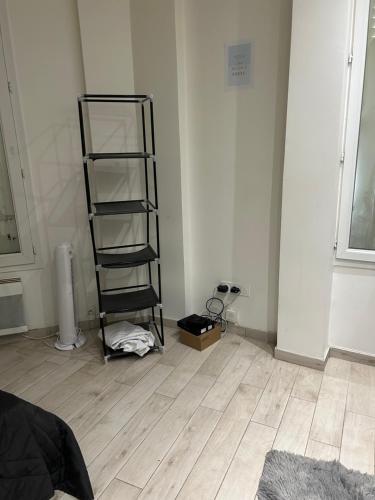 Cette chambre dispose de parquet et d'une étagère à livres. dans l'établissement Magnifique studio situé à 7min en métro de Paris, à Asnières-sur-Seine