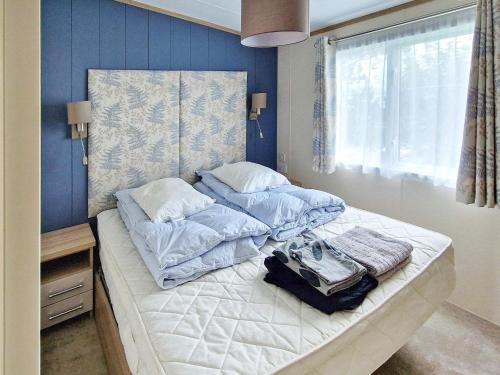 um quarto com uma cama com duas almofadas em Holiday home Tansøy em Tansøy