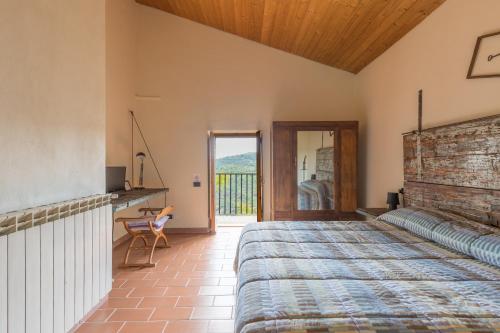 1 dormitorio con 1 cama y balcón en La fonte di Gaiche, en Collebaldo