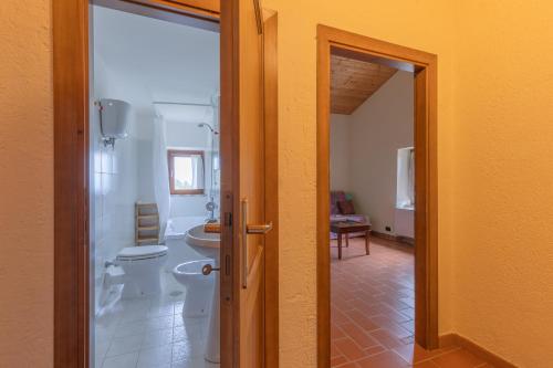 CollebaldoにあるLa fonte di Gaicheのバスルーム(トイレ、洗面台付)