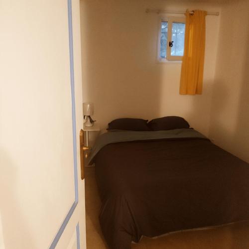 une chambre avec un lit et une fenêtre dans l'établissement Orpheus83, à Saint-Raphaël