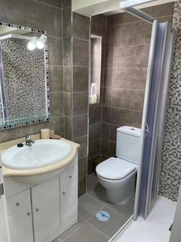 a bathroom with a toilet and a sink at Pontevedra Centro adosado in Pontevedra
