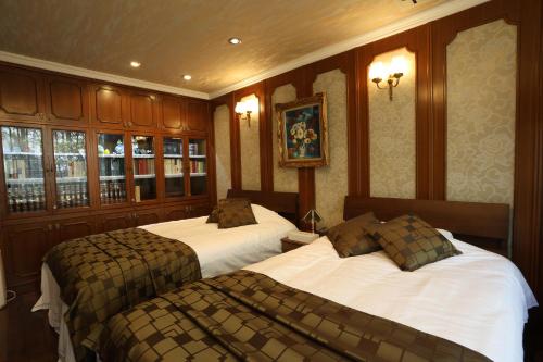 een slaapkamer met 2 bedden in een kamer bij Oyado Tsuki to Kawa in Tokyo