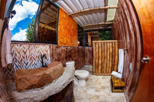 ein Bad mit einem Waschbecken und einem WC. in der Unterkunft ANCESTRAL GLAMPING in Barbosa