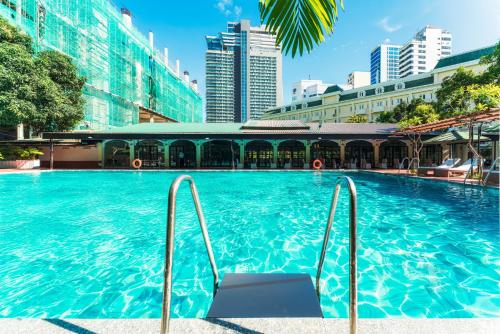 uma piscina numa cidade com edifícios altos em Tran Vien Dong Hotel em Nha Trang